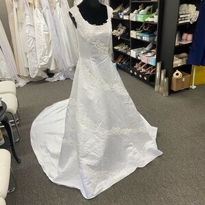 NWT Sweetheart Gowns Lace-Embellished White Bridal Gown